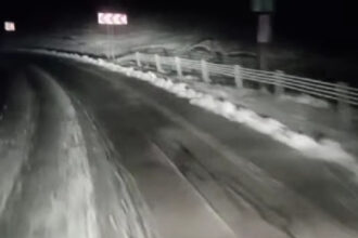 video drumarii intervin in zonele montane pentru curatarea soselelor la altitudini mari ninge 691d77ad5f11d