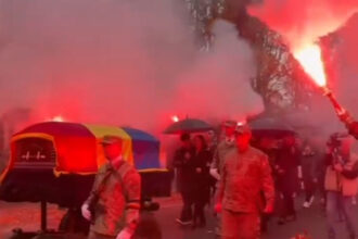 video emeric ienei a fost condus pe ultimul drum cu onoruri militare la oradea o bucata din gazonul de pe ghencea asezata in mormant 690f60db93b90