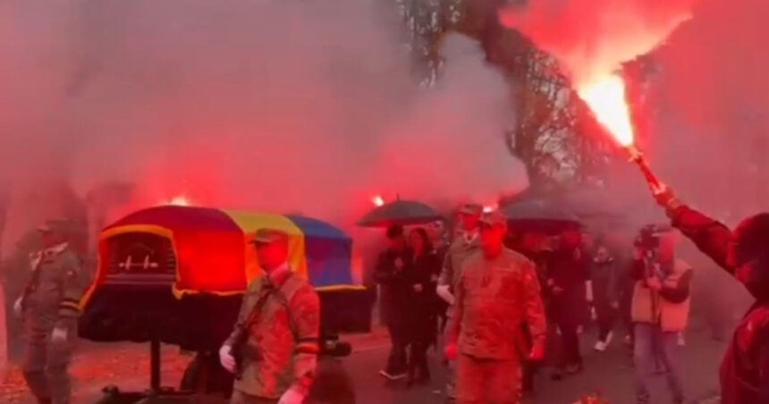 video emeric ienei a fost condus pe ultimul drum cu onoruri militare la oradea o bucata din gazonul de pe ghencea asezata in mormant 690f60db93b90