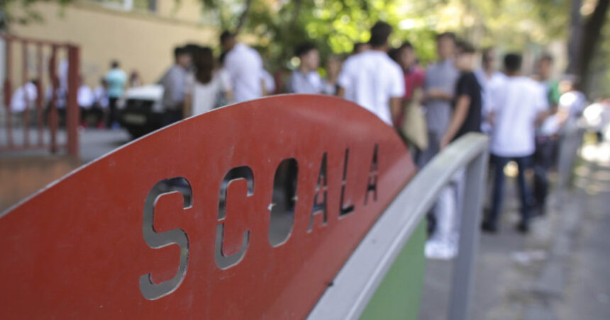 video fenomen ingrijorator in scolile din romania elevi inarmati la cursuri psihologii spun ca parintii trebuie sa fie atenti la schimbari 69183c6cc8177