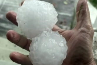 video grindina gigantica loveste australia peste 95 000 de locuinte din queensland au ramas fara electricitate 69258e92e4655