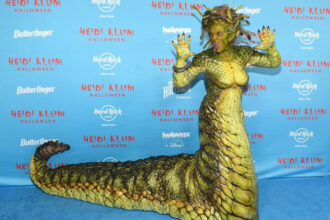 video heidi klum a devenit personajul mitic meduza la petrecerea de halloween 2025 imagini cu transformarea spectaculoasa 6909aeb017629