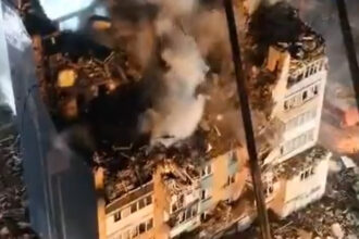 video imagini dramatice cu operatiunea de salvare din blocul pulverizat in care au murit 26 de ucraineni alti 22 sunt inca sub daramaturi 691efe46c4d99