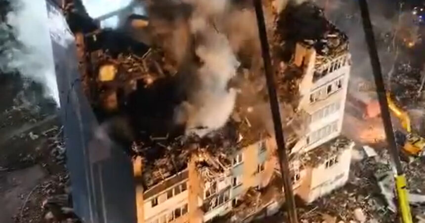 video imagini dramatice cu operatiunea de salvare din blocul pulverizat in care au murit 26 de ucraineni alti 22 sunt inca sub daramaturi 691efe46c4d99