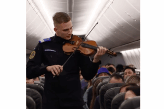 video imnul romaniei a rasunat la 10 000 de metri moment emotionant oferit de un jandarm la bordul unui avion tarom 692c413568a81