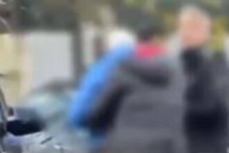 video inca un livrator strain a fost agresat in bucuresti un tanar a incercat sa i fure scuterul dar a fost imobilizat 691602e4cec66