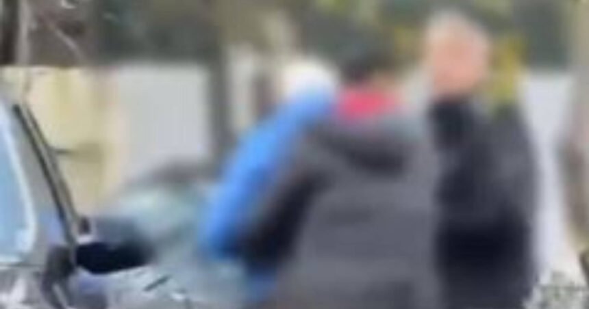 video inca un livrator strain a fost agresat in bucuresti un tanar a incercat sa i fure scuterul dar a fost imobilizat 691602e4cec66