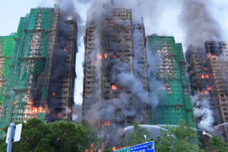 video incendiu urias in hong kong cel putin patru morti si mai multe persoane blocate intr un complex de blocuri rezidentiale 6926d9312030d