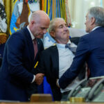 video incident in biroul oval un barbat s a prabusit in timpul unei conferinte de presa a lui donald trump 690d97c0b5c7c