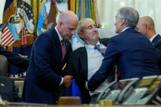 video incident in biroul oval un barbat s a prabusit in timpul unei conferinte de presa a lui donald trump 690d97c0b5c7c