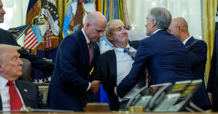 video incident in biroul oval un barbat s a prabusit in timpul unei conferinte de presa a lui donald trump 690d97c0b5c7c