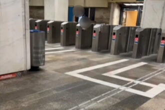 video incident violent la metrou un paznic a fost lovit cu pumnul de un calator politia s a autosesizat dupa ce imaginile au ajuns online 690a0cc8dd7d9