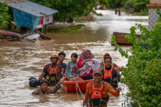 video indonezia lovita de ciclonul senyar numarul deceselor provocate de inundatii a ajuns la 303 peste 80 000 de oameni au fost evacuati 692b2c688a97d