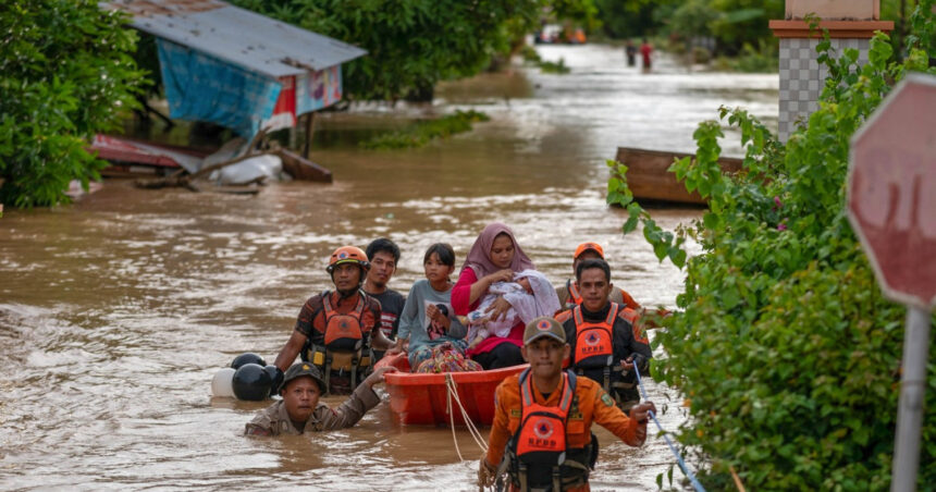 video indonezia lovita de ciclonul senyar numarul deceselor provocate de inundatii a ajuns la 303 peste 80 000 de oameni au fost evacuati 692b2c688a97d