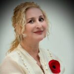 video lansarea volumului clepsidra cu maci a captivat iubitorii de cultura poezie si muzica mezzosoprana si poeta gabriela dobre a creat un eveniment de neuitat la muzeul de arta 6924c7ba51260