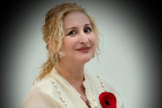 video lansarea volumului clepsidra cu maci a captivat iubitorii de cultura poezie si muzica mezzosoprana si poeta gabriela dobre a creat un eveniment de neuitat la muzeul de arta 6924c7ba51260