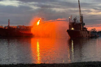 video locuitorii evacuati din ceatalchioi si plauru se pot intoarce acasa dupa ce incendiul de pe nava cu gpl a fost stins 691c705493f09