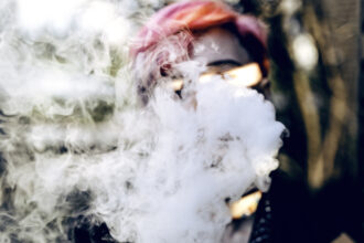 video m am apucat dintr o prostie tigarile electronice o capcana periculoasa pentru tineri motivele care ii imping spre fumat 690d7e2eafe85