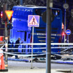 video mai multi oameni au murit dupa ce un autobuz a intrat intr o statie in centrul stockholmului 6917698c2b7ff