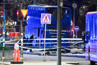 video mai multi oameni au murit dupa ce un autobuz a intrat intr o statie in centrul stockholmului 6917698c2b7ff
