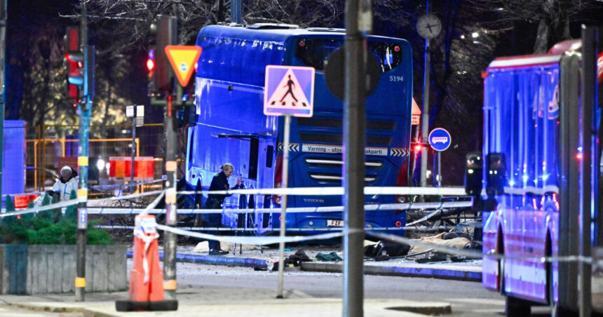 video mai multi oameni au murit dupa ce un autobuz a intrat intr o statie in centrul stockholmului 6917698c2b7ff