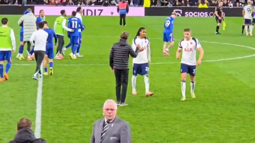 video managerul lui tottenham ignorat complet de jucatorii sai cum a reactionat thomas frank 690709674070c