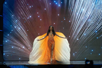 video miss jamaica surprinsa in timp ce cade de pe scena in timpul rundei preliminare a concursului miss universe nu are oase rupte 692065af2200c