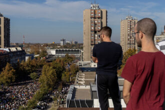 video miting cu zeci de mii de participanti in serbia pentru comemorarea tragediei de la novi sad 69062d50e0d10