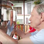 video momentul emotionat in care emerich ienei a sarutat cupa campionilor europeni dupa 35 de ani cuvintele marcante ale legendarului antrenor 690b2f1f58032