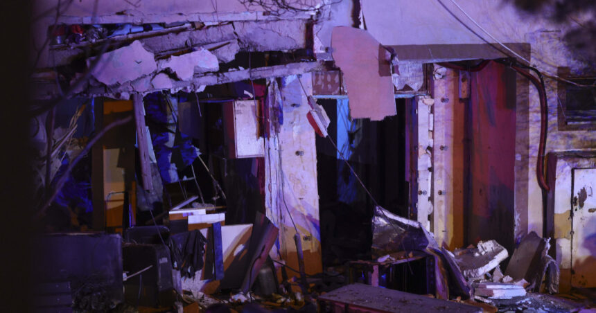 video momentul in care s a prabusit plafonul dintre parter si etajul 1 al blocului afectat de explozie din buftea 692602a55a84b