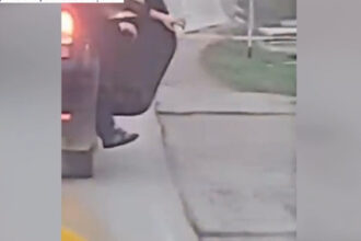 video momentul in care un tanar s a aruncat dintr o masina aflata in mers scena a fost filmata de un alt sofer 6911a8706a19e