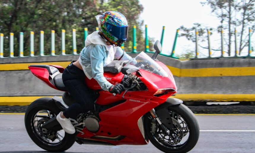 video motociclist teribilist pedepsit exemplar 2 ani fara permis pentru 13 depasiri pe linia continua 690f6a6505180