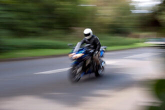 video motociclist vitezoman lasat 2 ani fara permis a depasit de 13 ori linia continua 690f3a2c79647