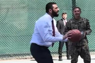 video munciti din greu distrati va si mai mult imagini cu ahmad al sharaa jucandu se baschet cu doi ofiteri ai armatei americane 6910f89870601