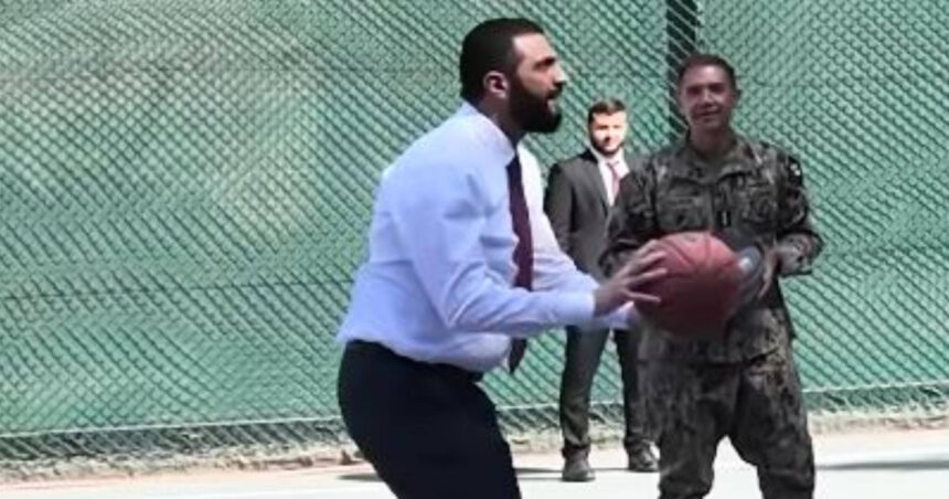 video munciti din greu distrati va si mai mult imagini cu ahmad al sharaa jucandu se baschet cu doi ofiteri ai armatei americane 6910f89870601