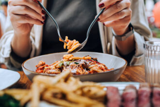 video ne uitam de 10 ori la meniu pana comandam romanii au rarit iesirile la restaurant din cauza scumpirilor 692a91c87a5bf