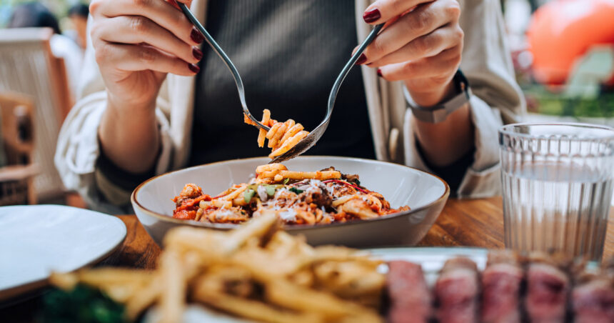 video ne uitam de 10 ori la meniu pana comandam romanii au rarit iesirile la restaurant din cauza scumpirilor 692a91c87a5bf