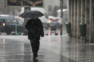 video o intreaga suita de manifestari meteorologice vremea se schimba radical in romania ploi vant puternic si ninsori 691ae2f0e8dd5
