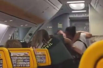 video o luptatoare mma a batut doi politisti spanioli care voiau sa o dea jos din avion oamenii legii au fost internati in spital 692745f8333a3