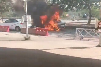 video o masina a sarit in aer in fata unui tribunal din capitala pakistaneza 69131297779bd