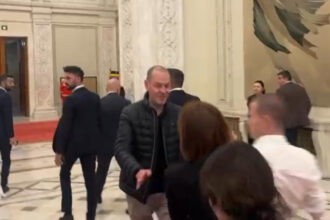 video ofiterul de presa de la guvern impinge jurnalistii care vor sa i adreseze intrebari premierului bolojan precizarile executivului 69271bf6abbb4