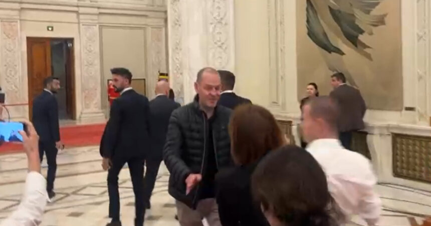 video ofiterul de presa de la guvern impinge jurnalistii care vor sa i adreseze intrebari premierului bolojan precizarile executivului 69271bf6abbb4