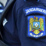 video patru turisti cu un bebelus rataciti pe un drum izolat de munte din zona brasov salvati de jandarmi 6921eaf02afc5