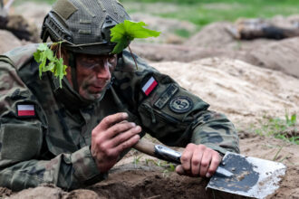 video polonia lanseaza cel mai mare program de instruire militara voluntara din istoria sa supravietuire prim ajutor securitate digitala 690ca8b02568e