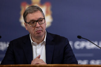 video presedintele sarb vucic e acuzat ca a fost implicat in safariul in care turisti straini impuscau civili din sarajevo in anii 90 6920763ea013f