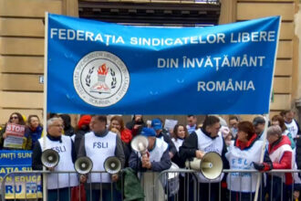 video proteste in fata ministerului educatiei profesorii se tem de noi taieri salariale 691efe4a01256