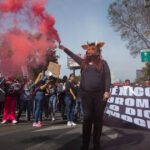 video proteste masive contra guvernului in mexic ciocniri violente cu politia manifestanti dispersati cu gaze lacrimogene 120 de raniti 6919837398e78