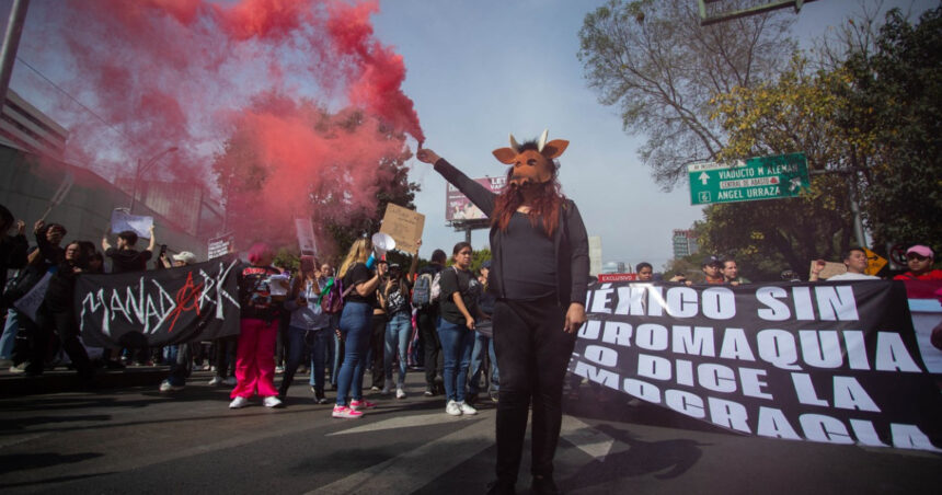 video proteste masive contra guvernului in mexic ciocniri violente cu politia manifestanti dispersati cu gaze lacrimogene 120 de raniti 6919837398e78