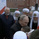 video putin confruntat in piata rosie de o fetita de 11 ani unchiul meu a fost ranit dar il trimit inapoi pe front 690e7547050e2