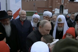 video putin confruntat in piata rosie de o fetita de 11 ani unchiul meu a fost ranit dar il trimit inapoi pe front 690e7547050e2